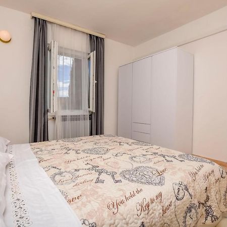 Apartments Dajana Примоштен Экстерьер фото