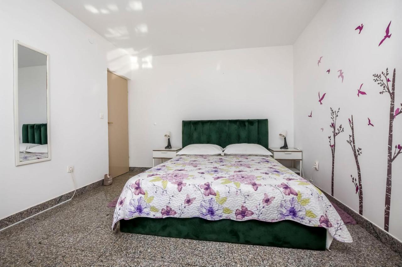 Apartments Dajana Примоштен Экстерьер фото