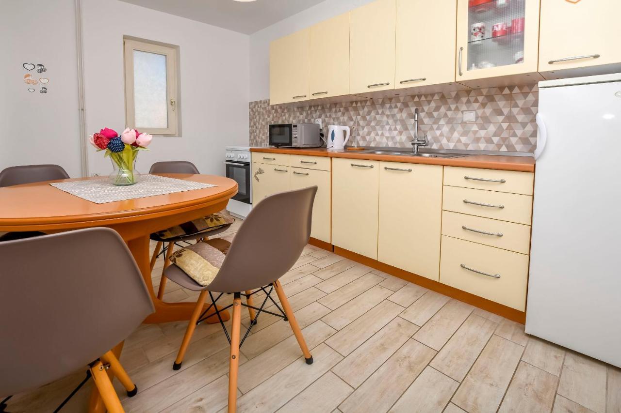 Apartments Dajana Примоштен Экстерьер фото