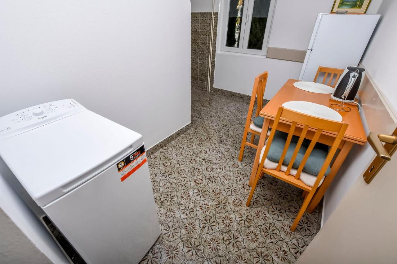 Apartments Dajana Примоштен Экстерьер фото