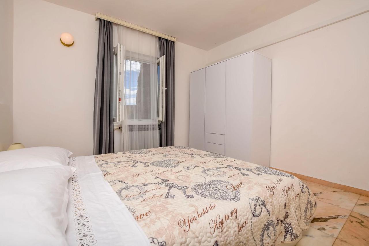Apartments Dajana Примоштен Экстерьер фото
