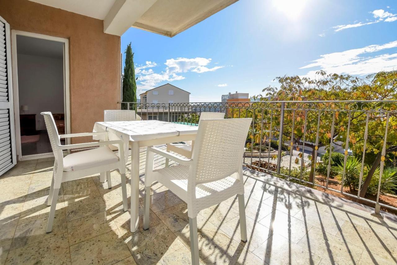 Apartments Dajana Примоштен Экстерьер фото