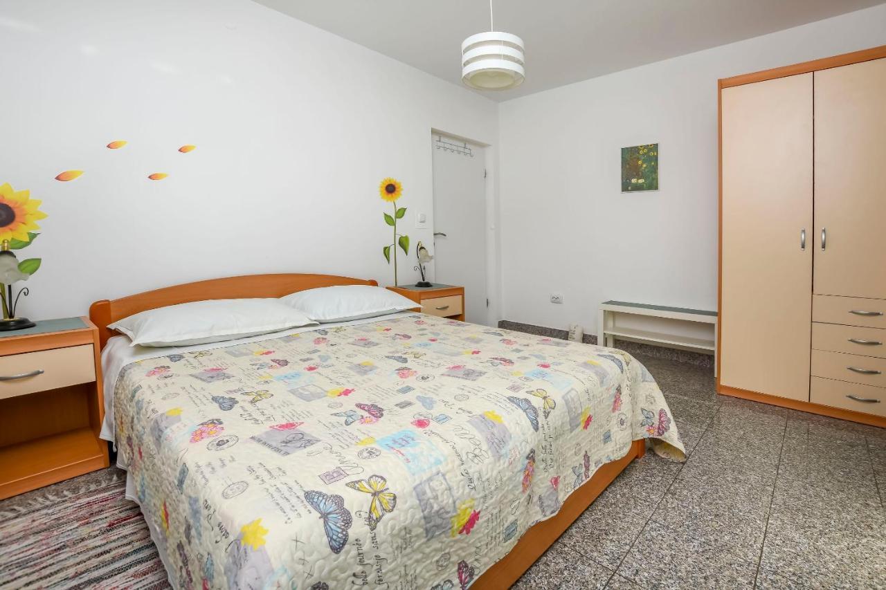 Apartments Dajana Примоштен Экстерьер фото
