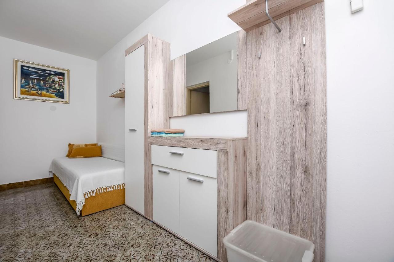 Apartments Dajana Примоштен Экстерьер фото
