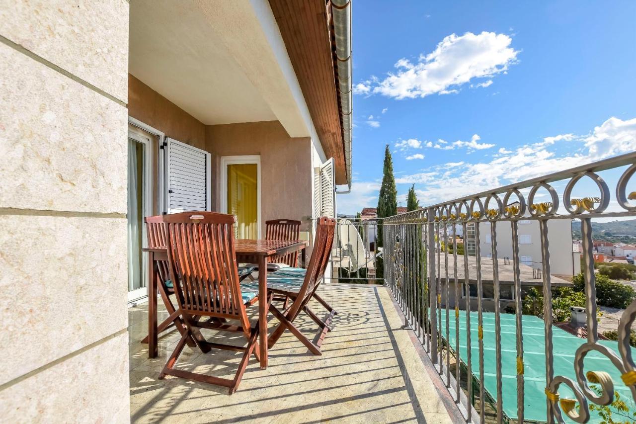 Apartments Dajana Примоштен Экстерьер фото