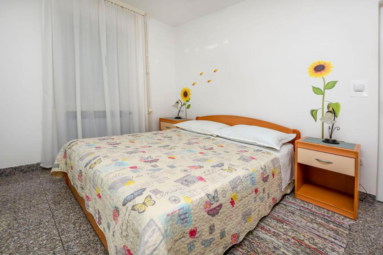 Apartments Dajana Примоштен Экстерьер фото