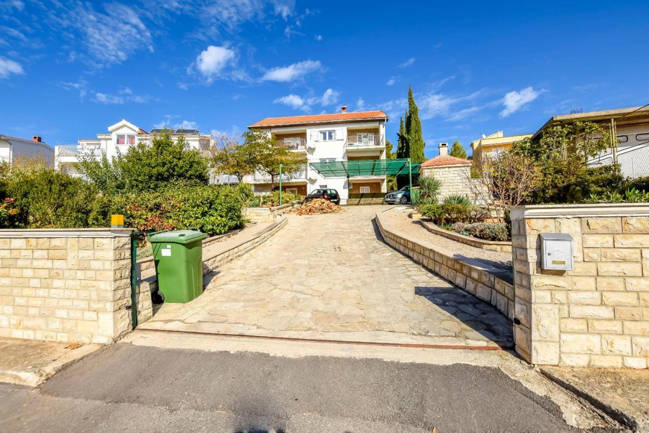 Apartments Dajana Примоштен Экстерьер фото