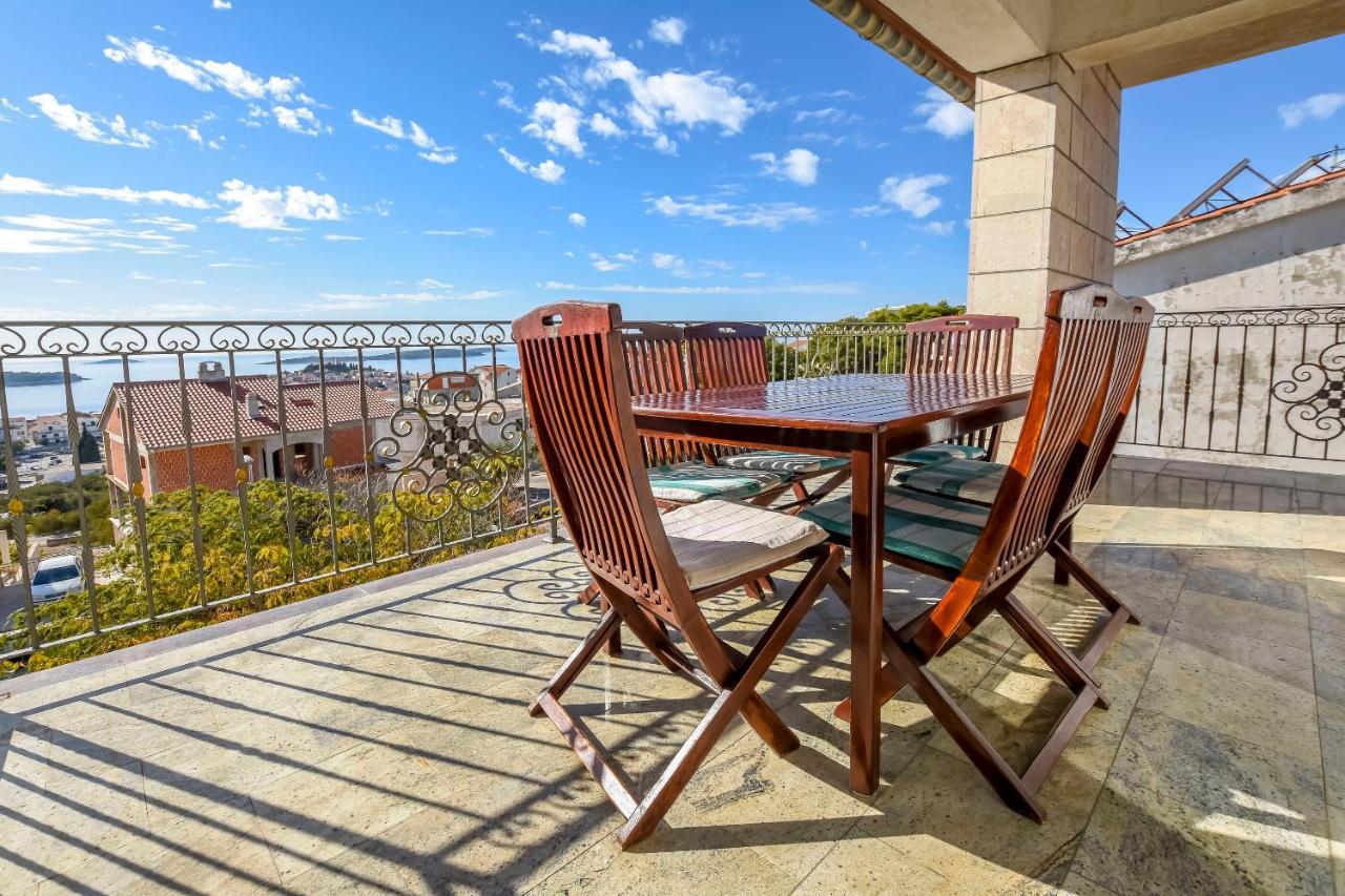 Apartments Dajana Примоштен Экстерьер фото