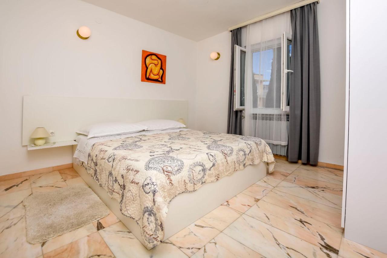 Apartments Dajana Примоштен Экстерьер фото