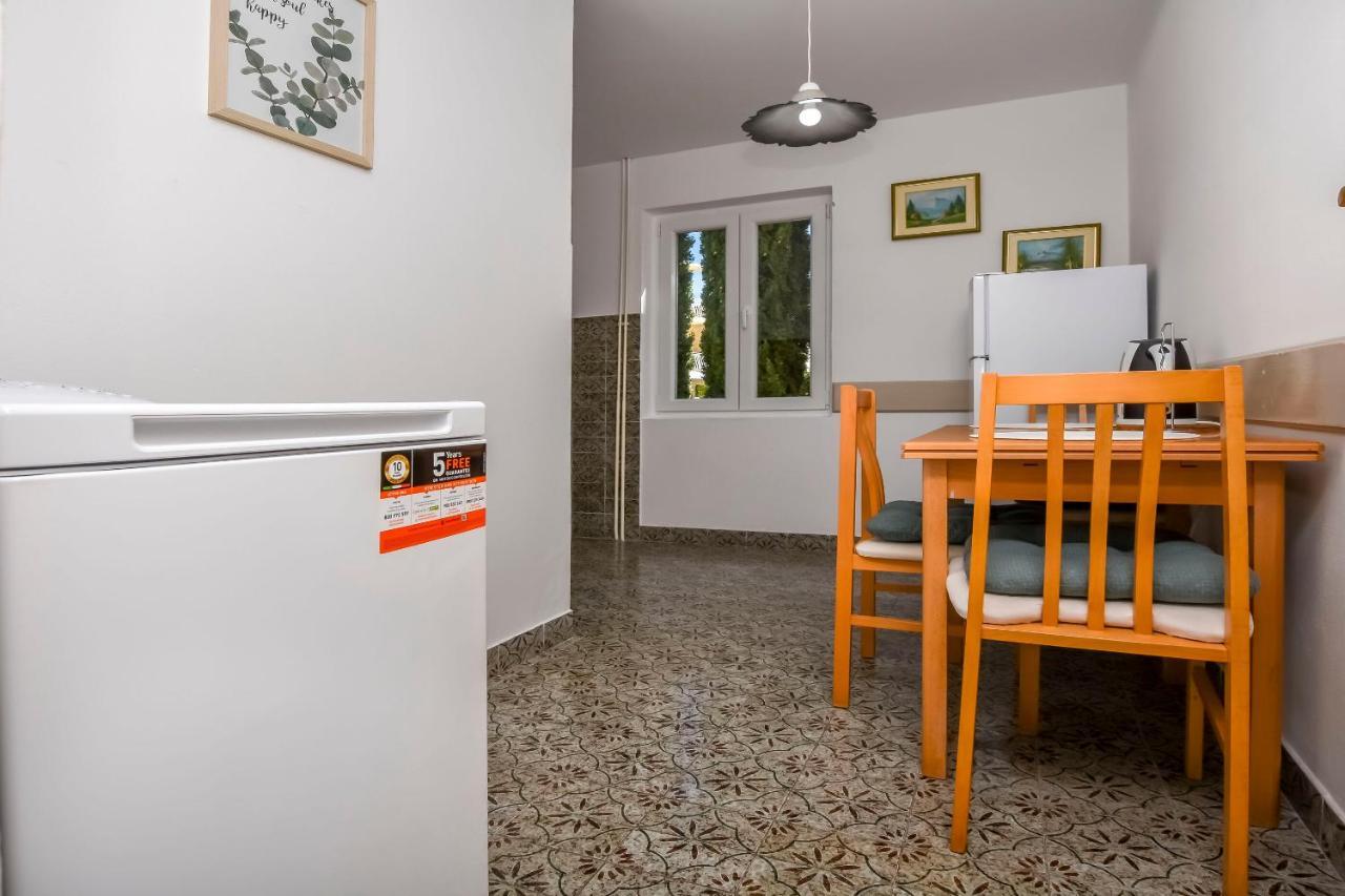 Apartments Dajana Примоштен Экстерьер фото