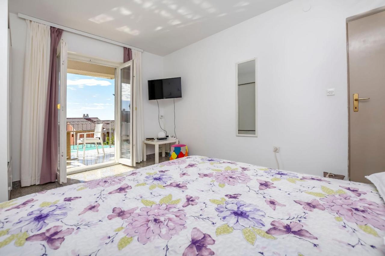 Apartments Dajana Примоштен Экстерьер фото