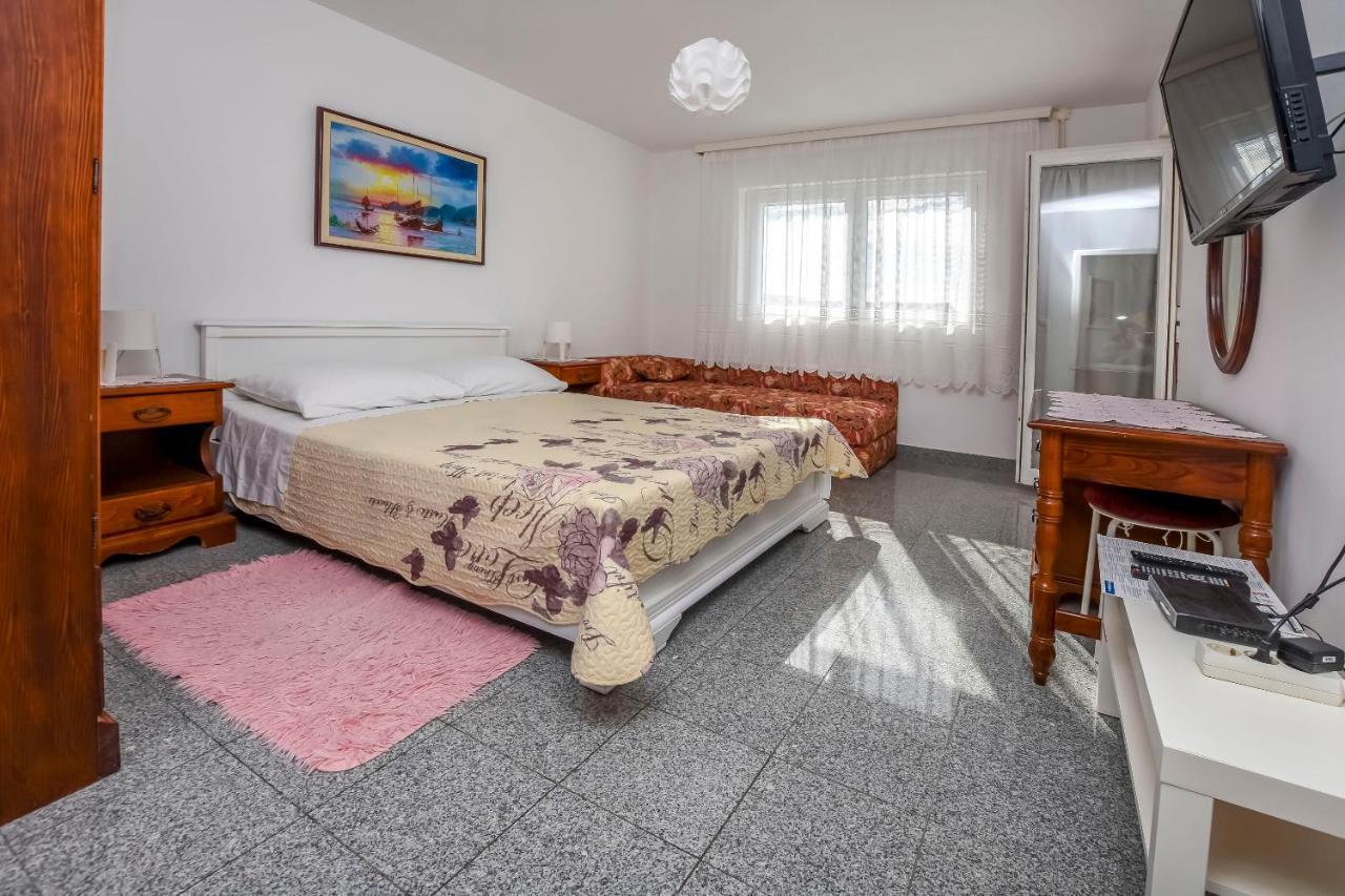 Apartments Dajana Примоштен Экстерьер фото