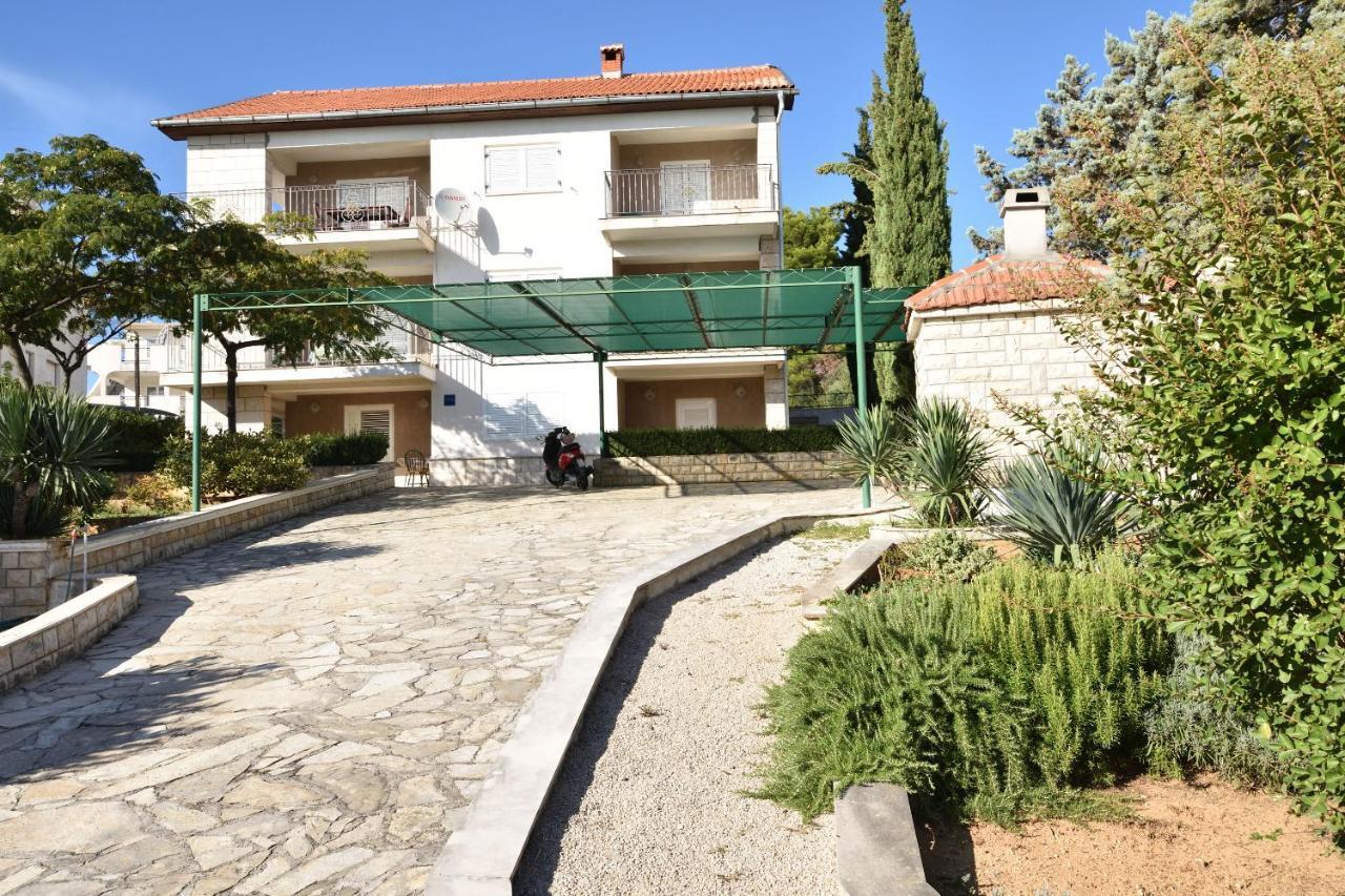 Apartments Dajana Примоштен Экстерьер фото